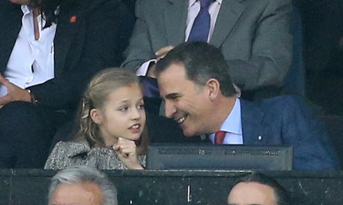 La emoción y curiosidad de la princesa Leonor en su primer partido de fútbol con su padre, el rey Felipe