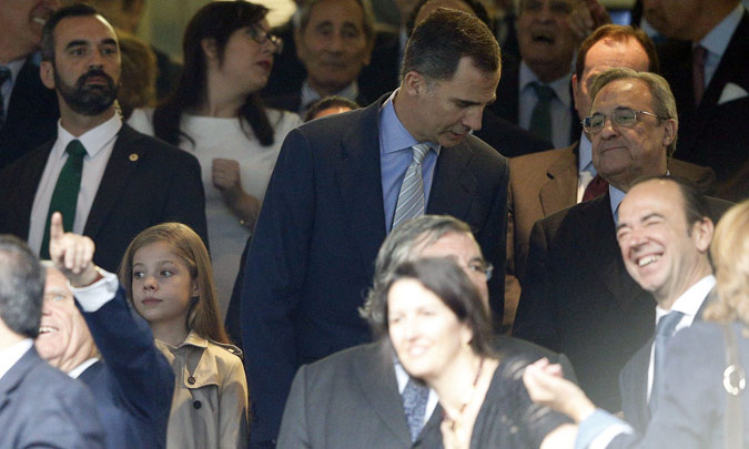 La infanta Sofía también disfruta de su primer partido de fútbol con su padre, el rey Felipe