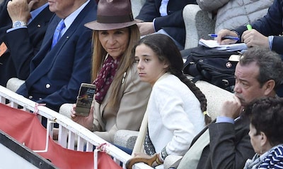 El rey Juan Carlos disfruta de una jornada taurina con su hija, la infanta Elena, y su nieta