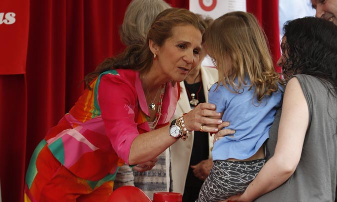 La infanta Elena le pone color a un día cargado de significado