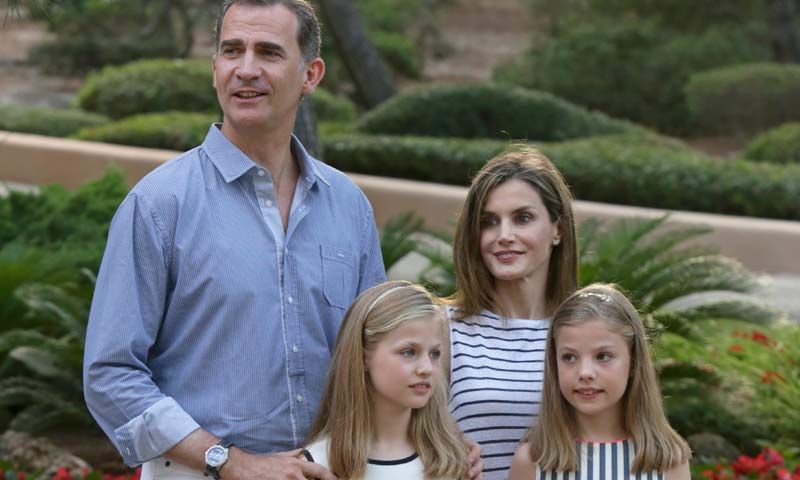 Los Reyes y sus hijas posan un verano más en el palacio de Marivent