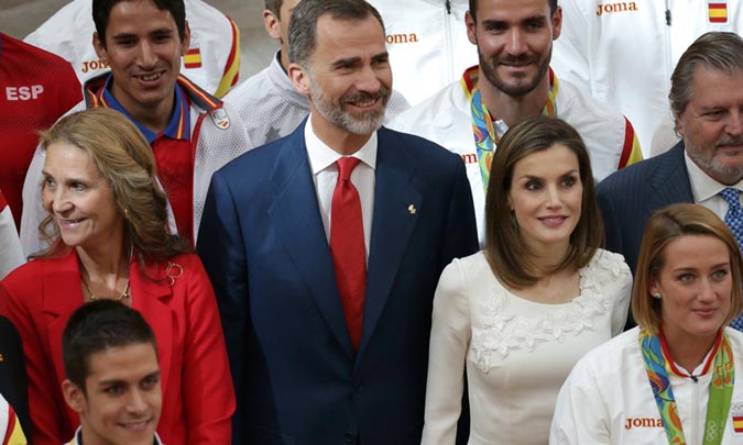 Los Reyes, acompañados por la infanta Elena, dan su aplauso a los olímpicos por saber luchar "hombro con hombro" por España