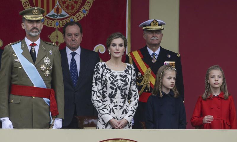 Los Reyes presiden bajo la lluvia el tradicional desfile de la Fiesta Nacional junto a sus hijas