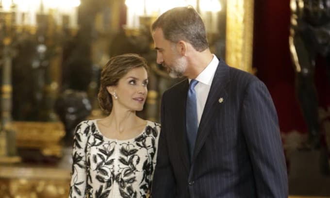 FOTOGALERÍA: Don Felipe y doña Letizia reciben a más de 1.000 personas en el Palacio Real