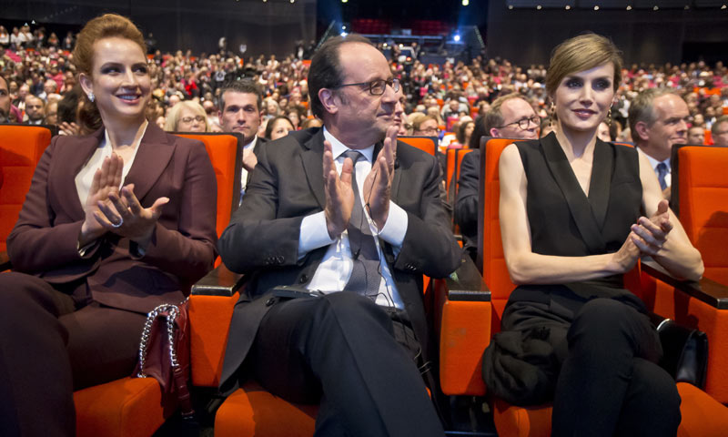 Un cariñoso saludo, dos besos de amigas y varias sonrisas de complicidad: así fue el encuentro de la reina Letizia y Lalla Salma en el Congreso Mundial contra el Cáncer en París
