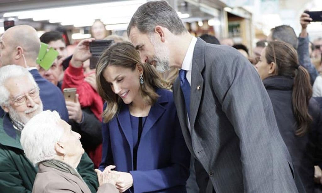 Los kilos de simpatía de los Reyes con los valencianos en su visita al Mercado Central