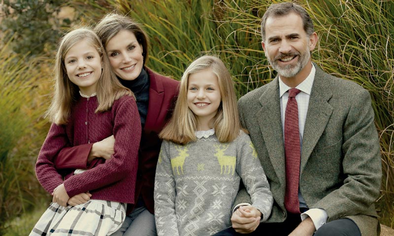 Los Reyes y sus hijas nos felicitan la Navidad