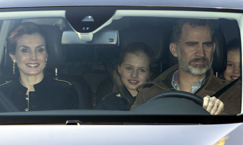 La princesa Leonor y la infanta Sofía, tarde de Reyes con sus padres en casa de su abuelo materno