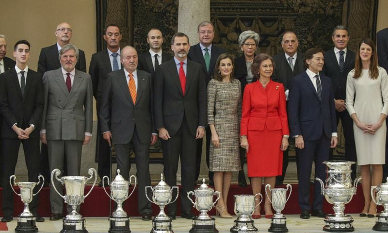 Los Reyes Hacen Equipo Con Los Reyes Juan Carlos Y Sofia En Los Premios Nacionales Del Deporte