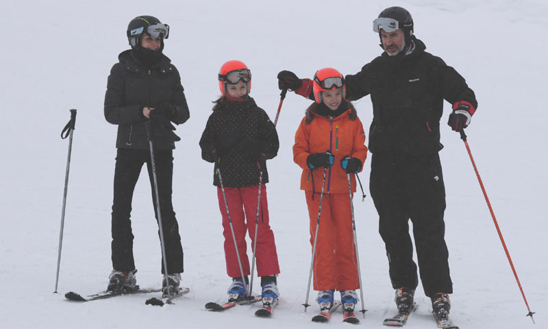 Los reyes Felipe y Letizia posan por primera vez esquiando con la princesa Leonor y la infanta Sofía