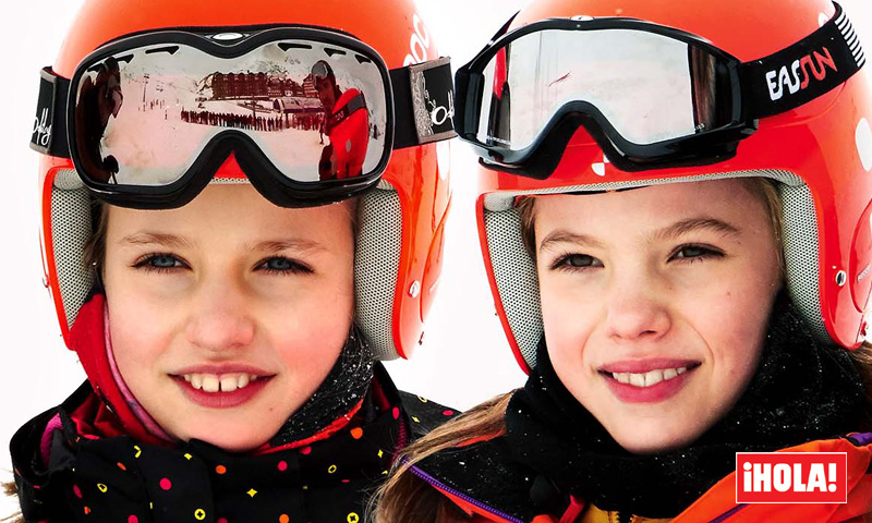 En ¡HOLA!, Leonor y Sofía protagonizan por sorpresa su primer posado en la nieve