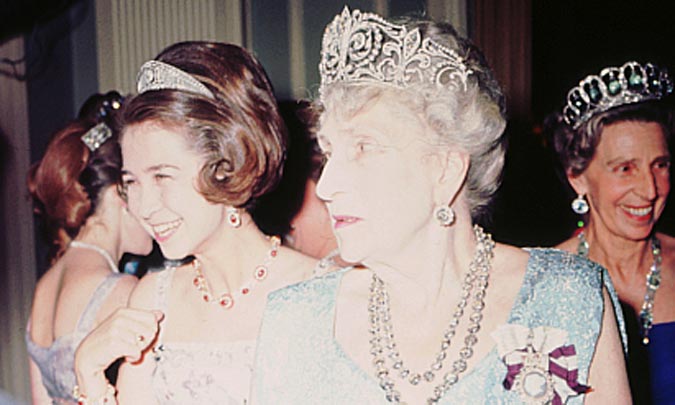 La reina Letizia se pone por primera vez la Tiara de Lis, con el emblema de los Borbones, la pieza más importante del joyero real