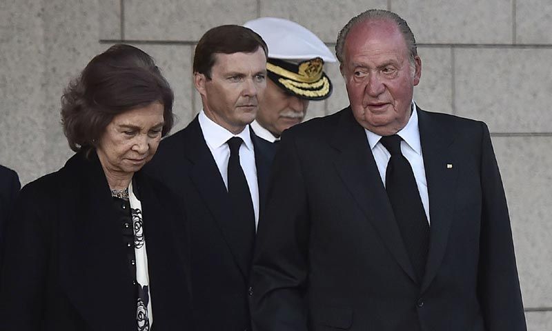 Los Reyes en la capilla ardiente de Alicia de Borbón-Parma