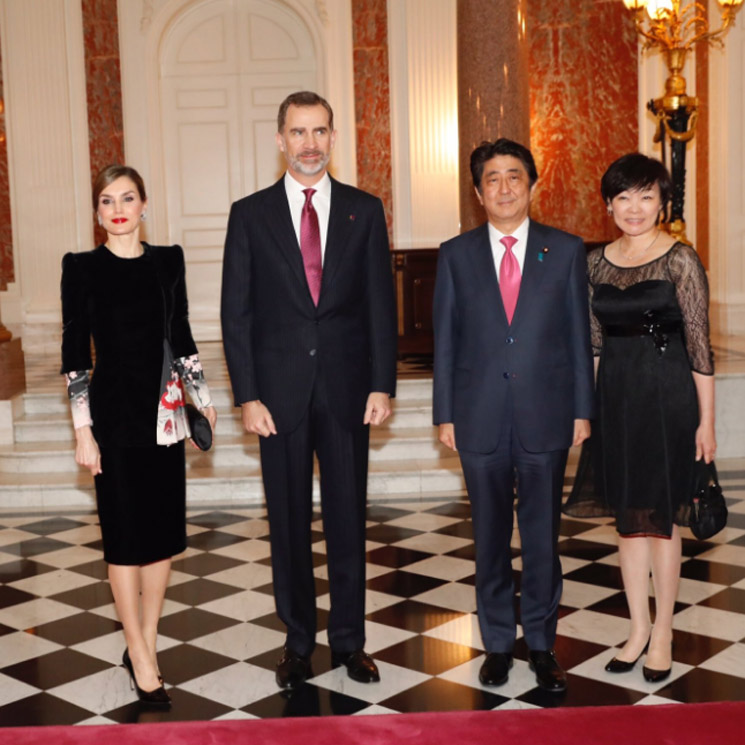 Diario de viaje: doña Letizia estrena su 'look' más japonés en el encuentro con el Primer Ministro