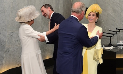 ¿Un beso o dos? El divertido momento en el encuentro de los Reyes con el príncipe Carlos y la Duquesa de Cornualles