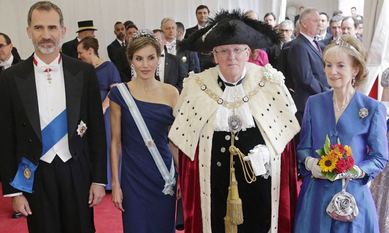 Claveles y banderas españolas en el corazón de la 'City' londinense en honor a los Reyes