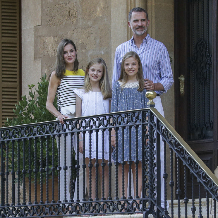 Los Reyes y sus hijas inauguran el verano con el tradicional posado en el Palacio de Marivent