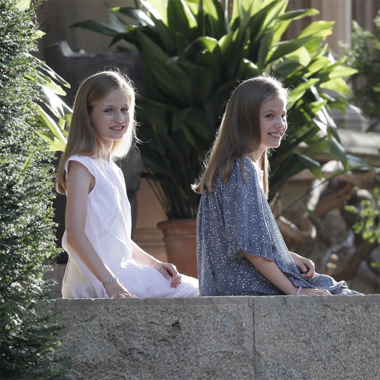 Seis minutos, tres lugares distintos, 70 saludos... y una foto inédita: los detalles del posado de los Reyes y sus hijas en Mallorca