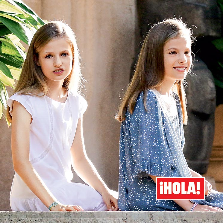 En ¡HOLA!, Leonor y Sofía, como nunca antes las habíamos visto, en su primer posado juntas