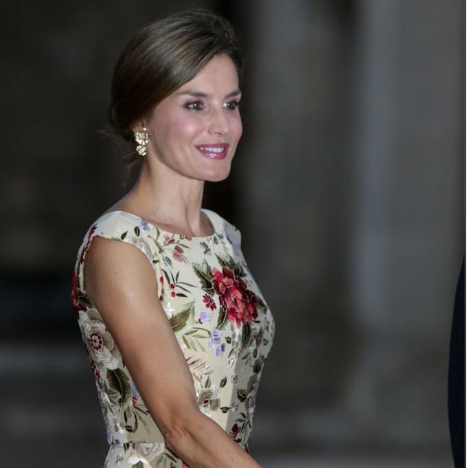 Letizia estrena un vestido que recuerda a los mantones de Manila para la recepción en el Palacio de La Almudaina