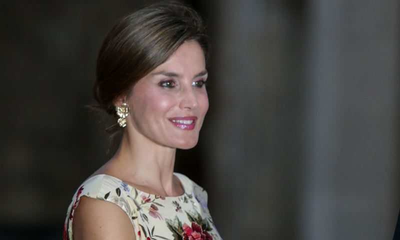 Letizia estrena un vestido que recuerda a los mantones de Manila para la recepción en el Palacio de La Almudaina