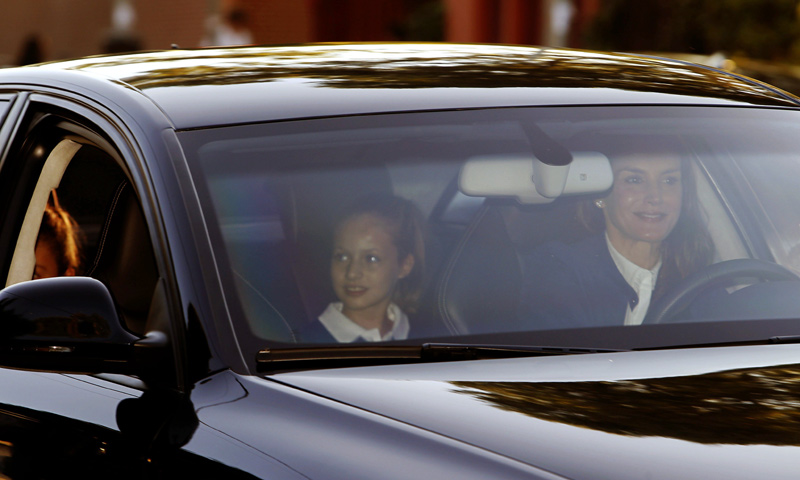 La reina Letizia acompaña a la princesa Leonor y la infanta Sofía en su primer día de colegio