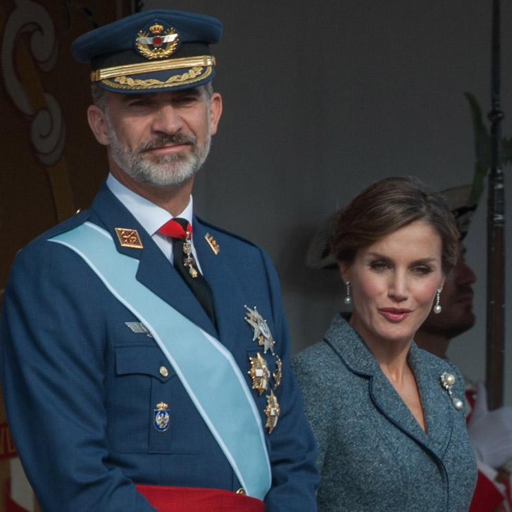 Los Reyes, junto con la Princesa Leonor y la infanta Sofía, presiden el desfile de la Fiesta Nacional