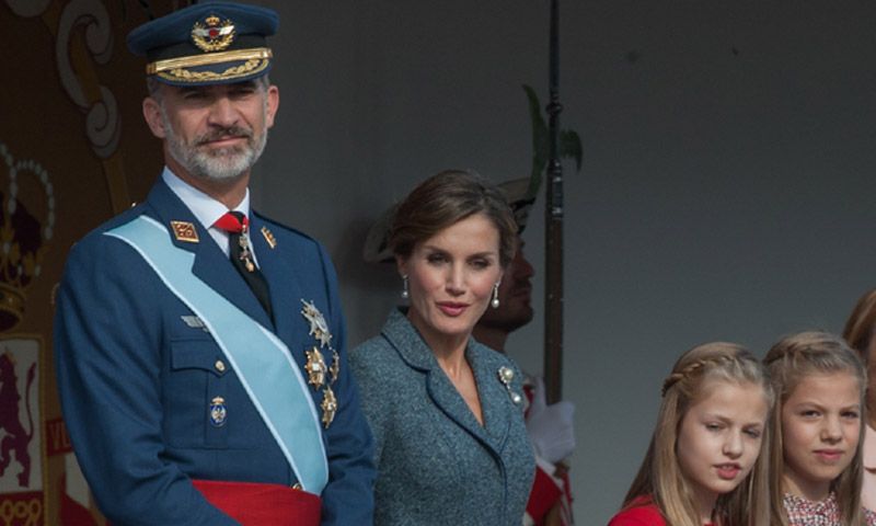 Los Reyes, junto con la Princesa Leonor y la infanta Sofía, presiden el desfile de la Fiesta Nacional