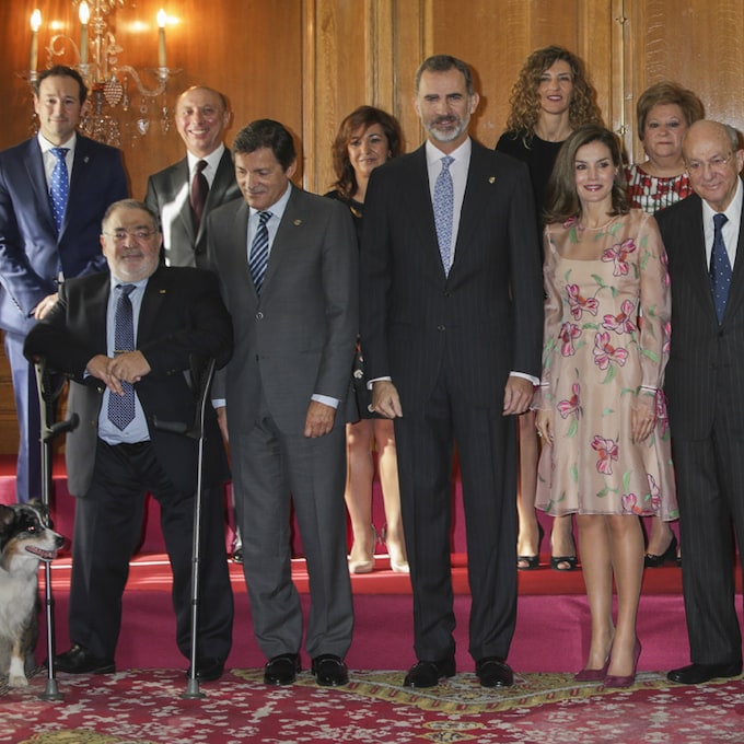  Los Reyes reciben a los galardonados en la antesala de los Premios Princesa de Asturias