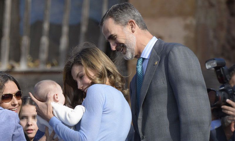 Don Felipe y doña Letizia muestran su lado más paternal en Don Felipe y doña Letizia muestran su lado más paternal en