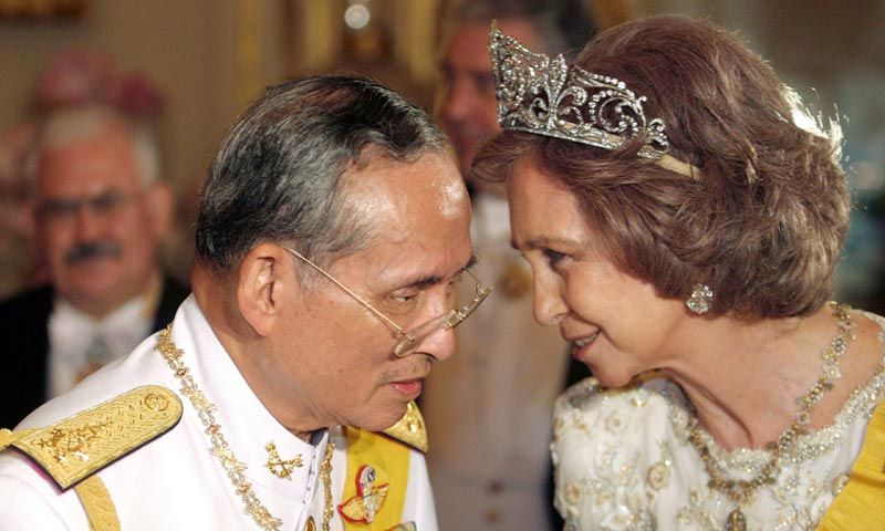 La reina Sofía, Máxima de Holanda y Matilde de Bélgica darán su último adiós al rey Bhumibol de Tailandia en un funeral fastuoso