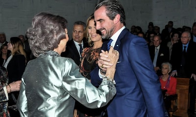 La Reina Sofía, arropada por su sobrino Nicolás al recibir un premio en su país natal