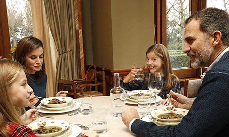 En vídeo: así es una comida en Zarzuela con los Reyes y sus hijas