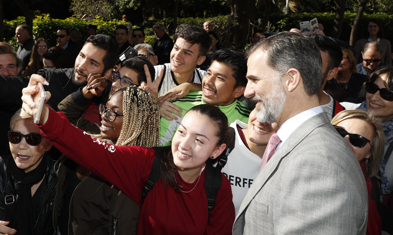 Rey de 'selfies', rey de tradiciones