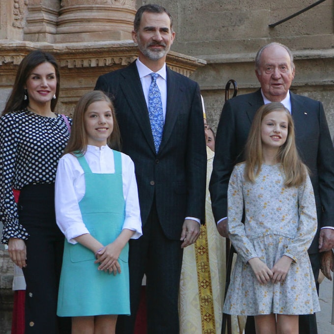 Don Juan Carlos y doña Sofía acompañan a los Reyes y a sus hijas en la tradicional Misa de Pascua