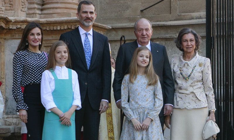Don Juan Carlos y doña Sofía acompañan a los Reyes y a sus hijas en la tradicional Misa de Pascua
