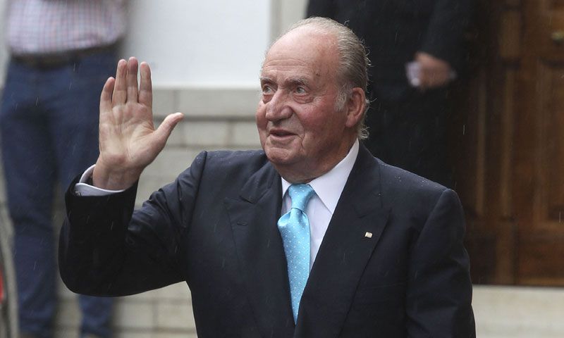 El rey Juan Carlos ingresa en el hospital para ser operado de la rodilla