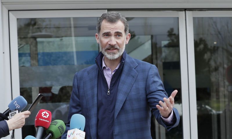El rey Felipe, sobre don Juan Carlos: 'Está bien, creo que esta tarde ya podrá andar'