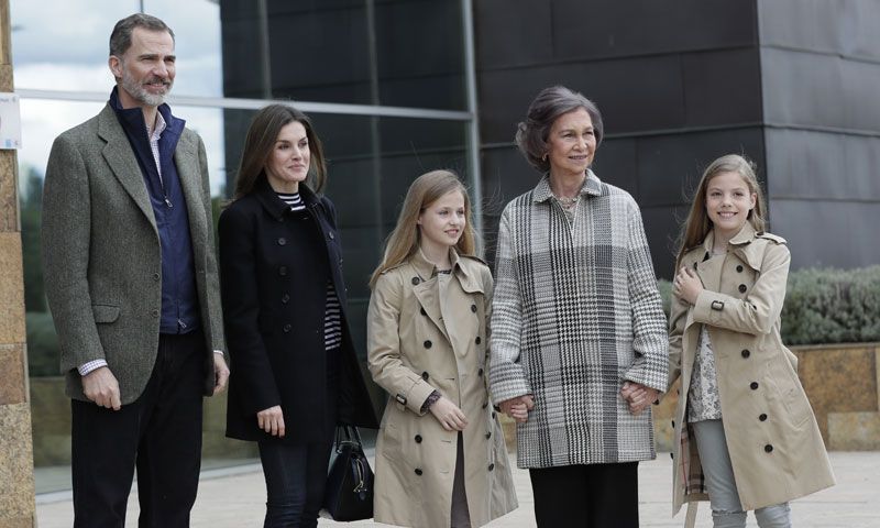 La princesa Leonor y la infanta Sofía visitan, con los Reyes y de la mano de su abuela, a don Juan Carlos
