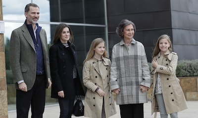 La princesa Leonor y la infanta Sofía visitan, con los Reyes y de la mano de su abuela, a don Juan Carlos