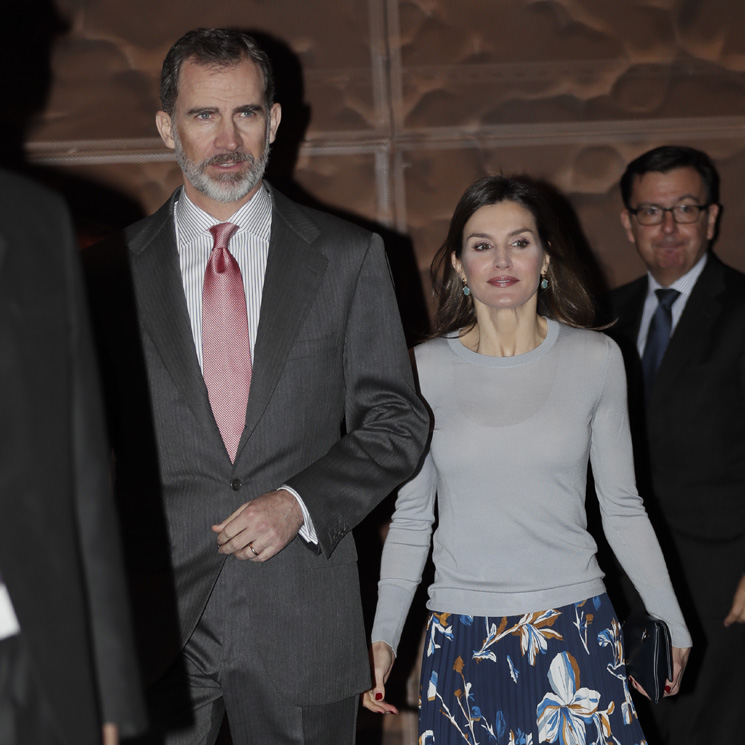 Los reyes Felipe y Letizia presiden un acto mientras don Juan Carlos recibe el alta 