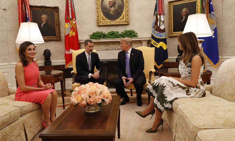 La cita de la Reina y Melania Trump, llena de sonrisas pero lejos de la conexión con Michelle Obama