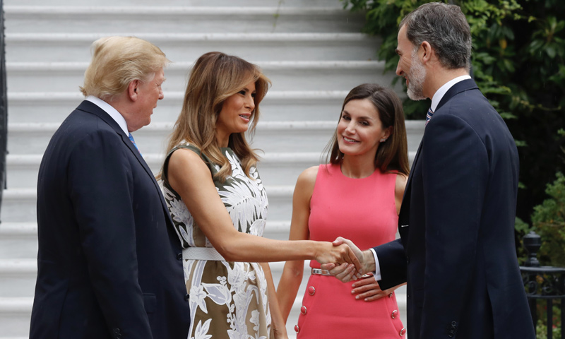Los gestos del encuentro entre los Reyes y los Trump