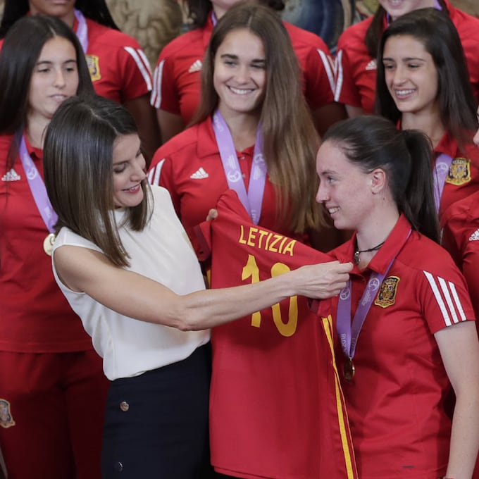 ¡Con el número 10: doña Letizia! La Reina saca su lado futbolero y se alía con las campeonas de Europa