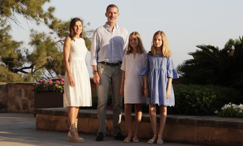 El rey Felipe, tras confirmarse la ausencia de don Juan Carlos en Mallorca: 'Está fastidiado'
