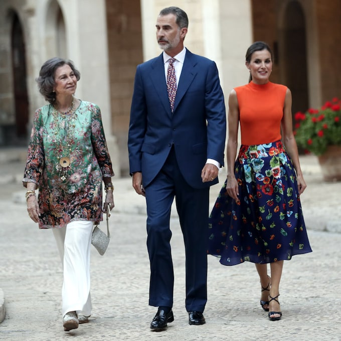 Los reyes Felipe y Letizia, acompañados por la reina Sofía, reciben a la sociedad balear en el Palacio de la Almudaina