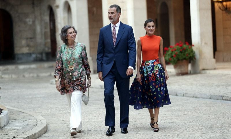 Los reyes Felipe y Letizia, acompañados por la reina Sofía, reciben a la sociedad balear en el Palacio de la Almudaina