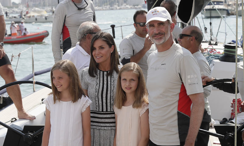 Doña Letizia y sus hijas visitan al Rey en el último día de las regatas