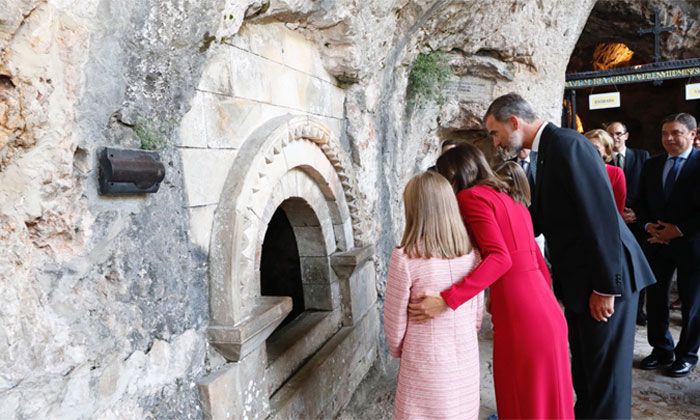 PRIMERA VISITA OFICIAL DE LA PRINCESA LEONOR A ASTURIAS. 8/09 Casa-real4-z