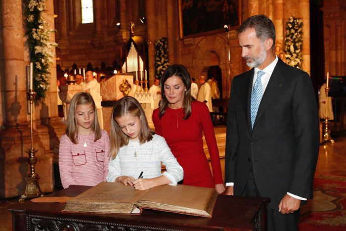 PRIMERA VISITA OFICIAL DE LA PRINCESA LEONOR A ASTURIAS. 8/09 Libro-z